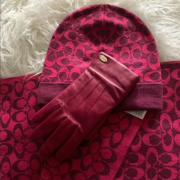 Signature Coach, hat, scarf and leather glove set. - Picture 4 of 7